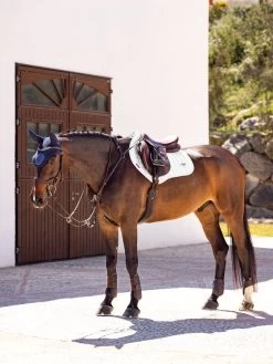 LeMieux Loire Memory Close Contact Square Pad -Equestrian Supply Shop it01189 lifestyle loirememoryclosecontactsquare white 4 copy